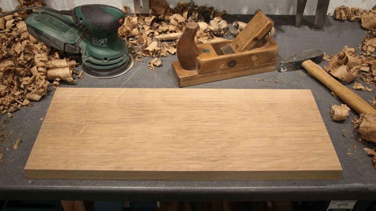 eiche-bank-mit-metallbeschlaegen-bretter-hobeln-51d3669b.jpeg