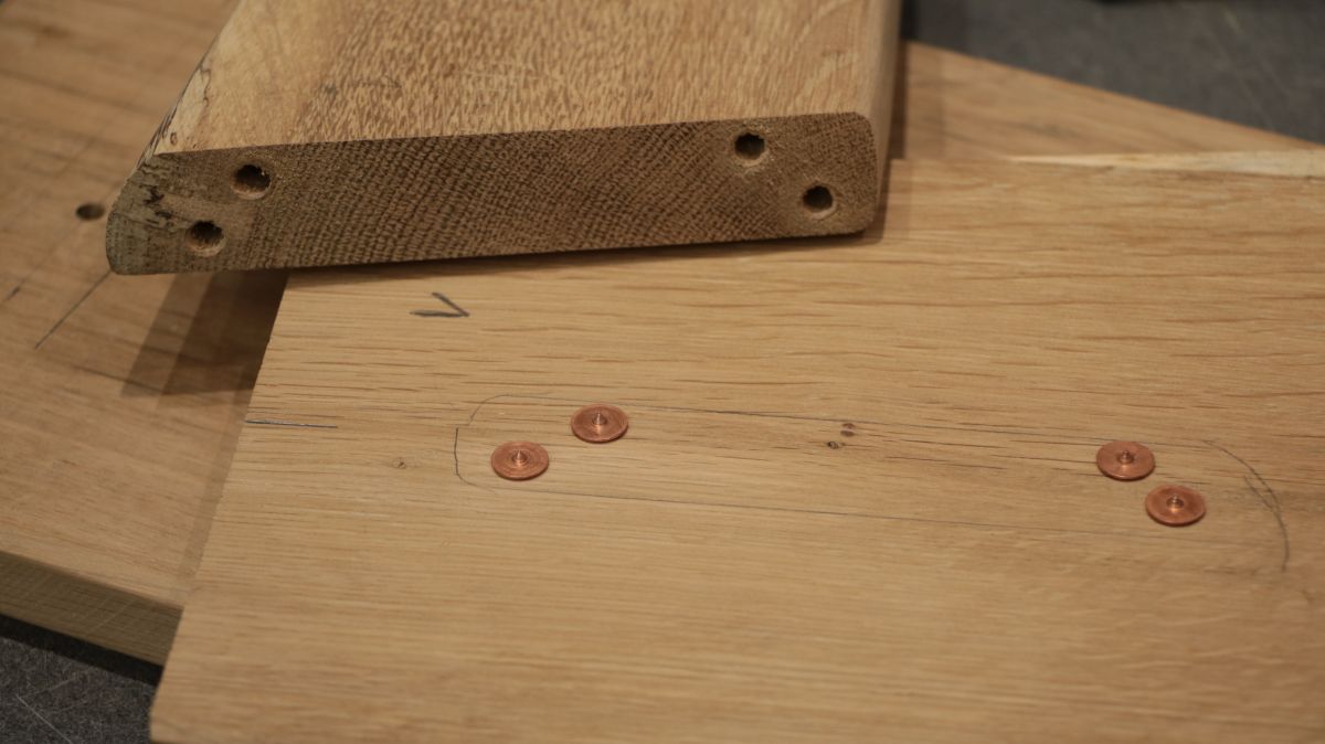 eiche-bank-mit-metallbeschlaegen-holzverbindung-duebel-duebelspitzen-8820f41c.jpeg