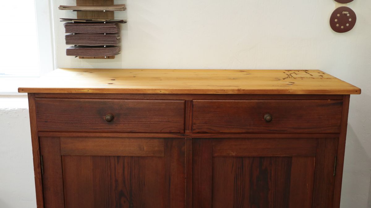 holzschrank-restaurierung-schrankdeckel-geschliffen-und-geoelt-5ecd51b2.jpeg
