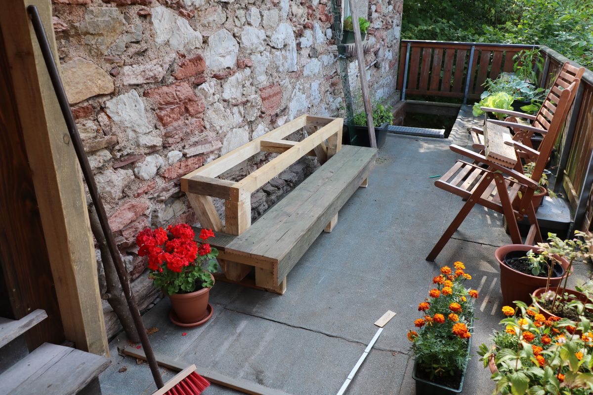 kraeuterbank-aus-restholz-grundkonstruktion-e189d427.jpeg