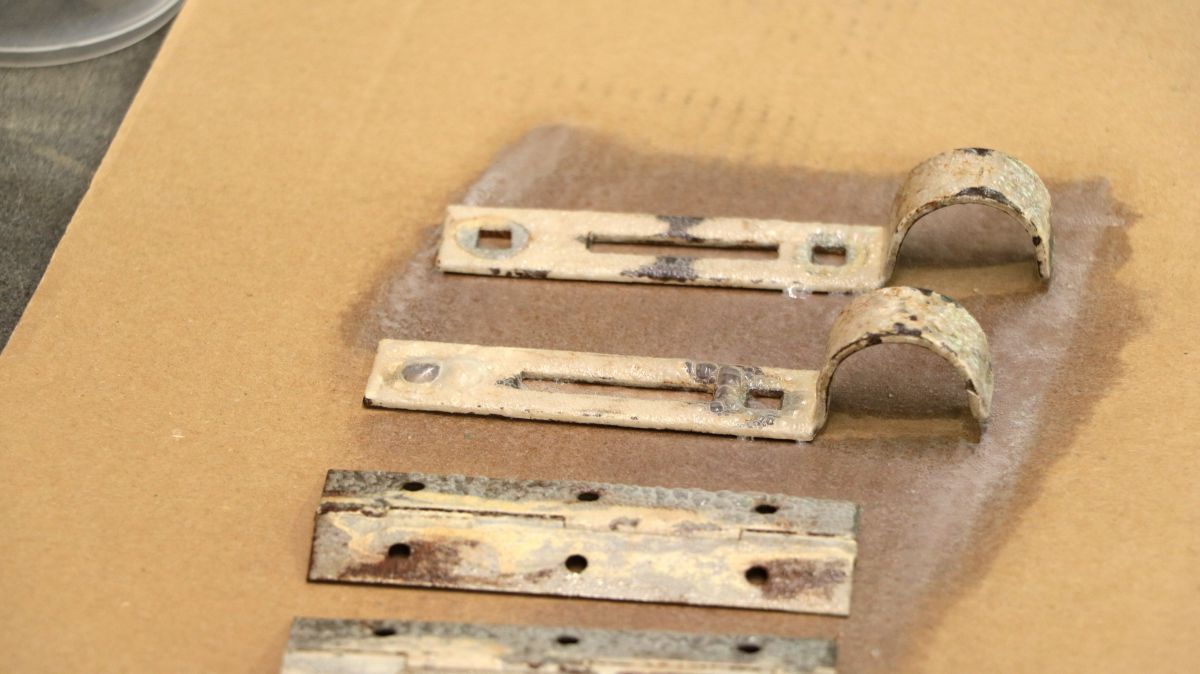 beschläge entlacken restaurierung-haengeschrank-beschlaege-entlacken-495ed6c1.jpeg