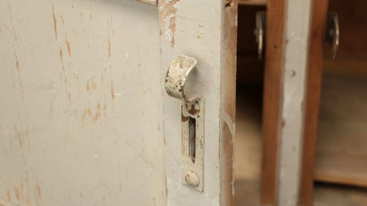 griff lackiert restaurierung-haengeschrank-griff-lackiert-c3aec4c8.jpeg