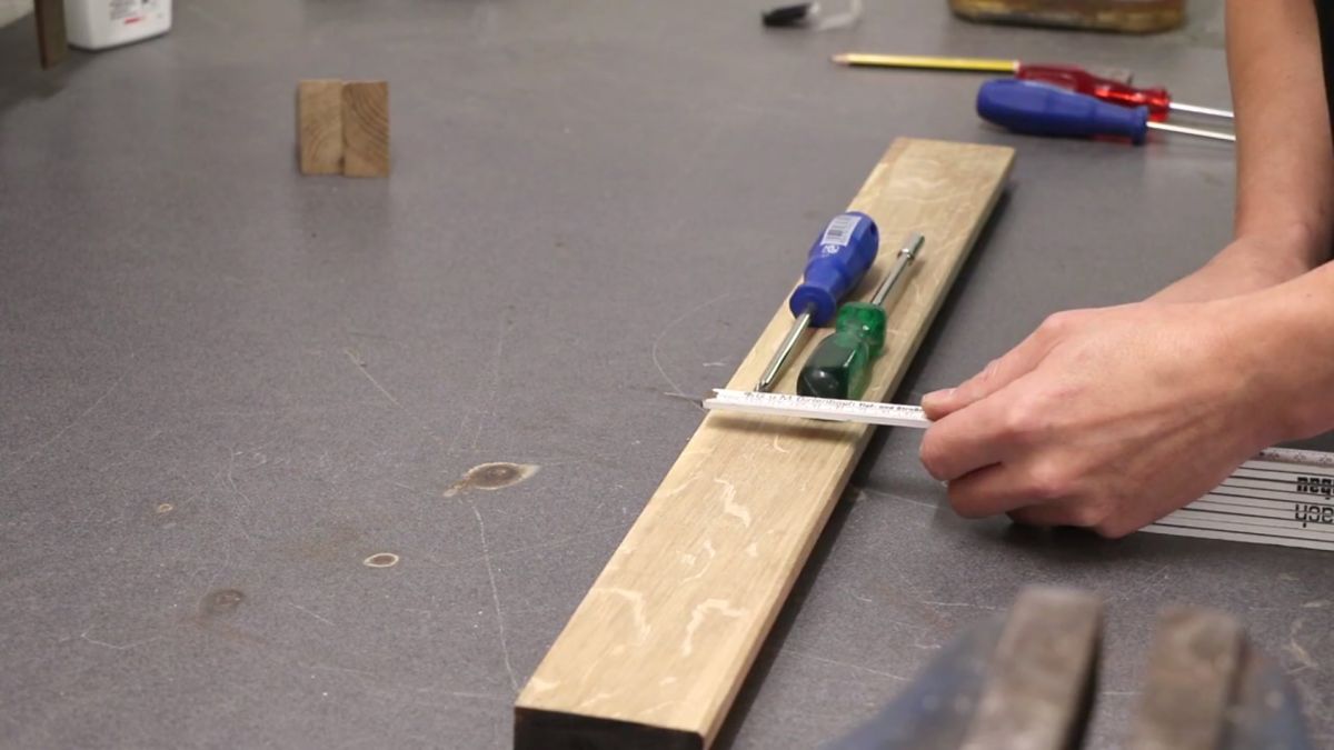 schraubendreher-werkzeug-halter-aus-eiche-messen-und-anzeichnen-5c622bab.jpeg
