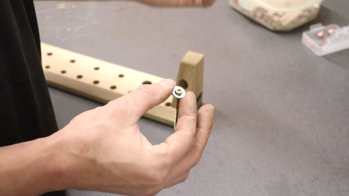 schraubendreher-werkzeug-halter-aus-eiche-schrauben-0b43b55d.jpeg