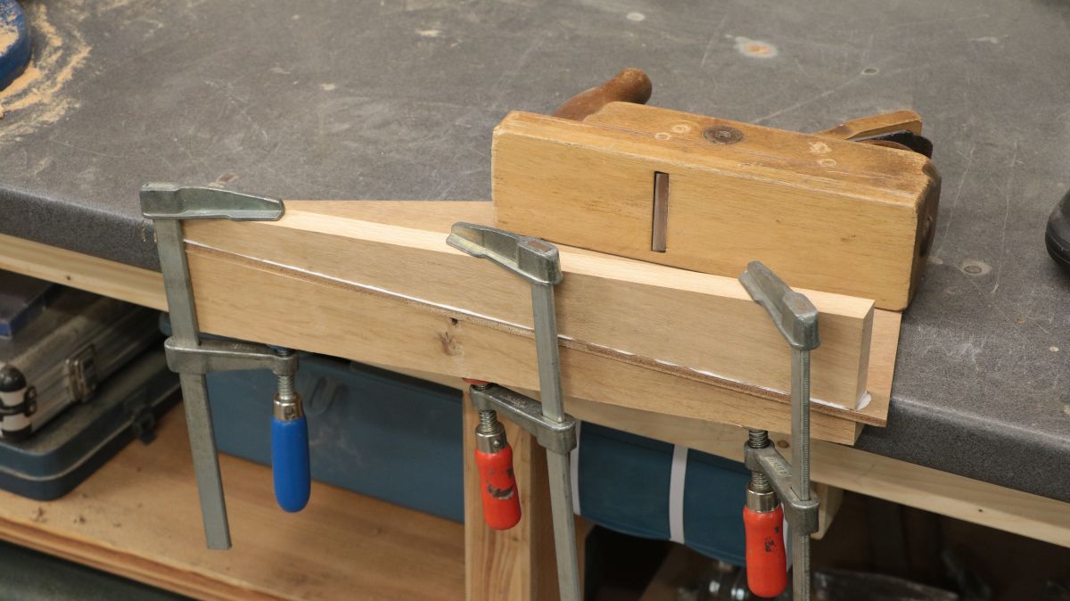 Leisten und Rückwand verleimen schraubenschluessel-halter-selbstbauen-mit-ungewoehnlichem-hilfsmittel-leisten-und-rueckwand-verleimen-131f6b29.jpeg