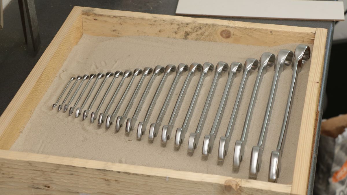 Schraubenschlüssel im Sand positionieren schraubenschluessel-halter-selbstbauen-mit-ungewoehnlichem-hilfsmittel-schraubenschluessel-im-sand-positionieren-8f7cf476.jpeg
