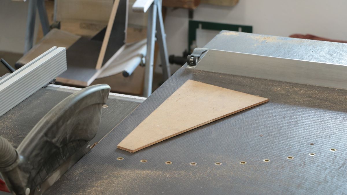 Sperrholz zuschneiden am Schiebeschlitten schraubenschluessel-halter-selbstbauen-mit-ungewoehnlichem-hilfsmittel-sperrholz-zuschneiden-am-schiebeschlitten-fd9b37b3.jpeg