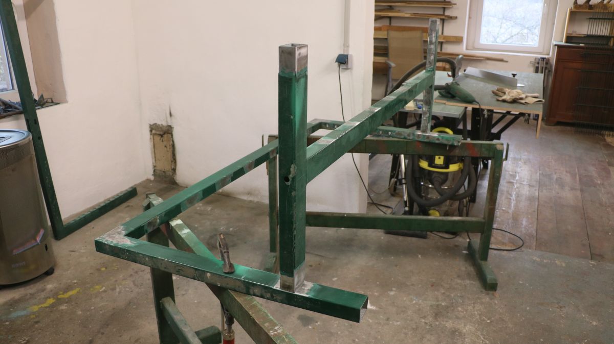 schweisstisch-aus-stahltor-bauen-strebe-und-rahmen-verschweissen-9a2beea2.jpeg
