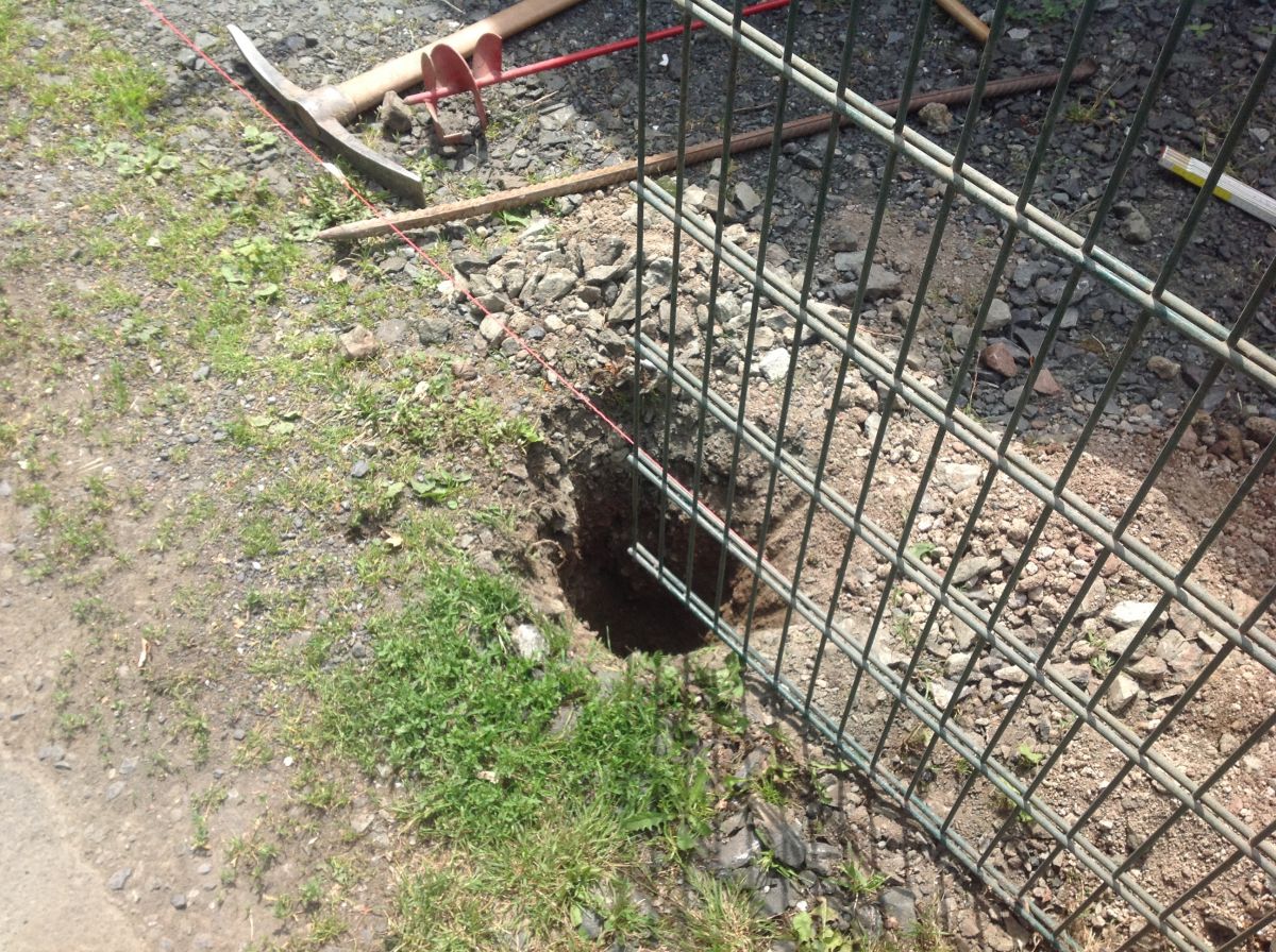 stabmatten-zaun-und-tor-loch-ausheben-5235e393.jpeg