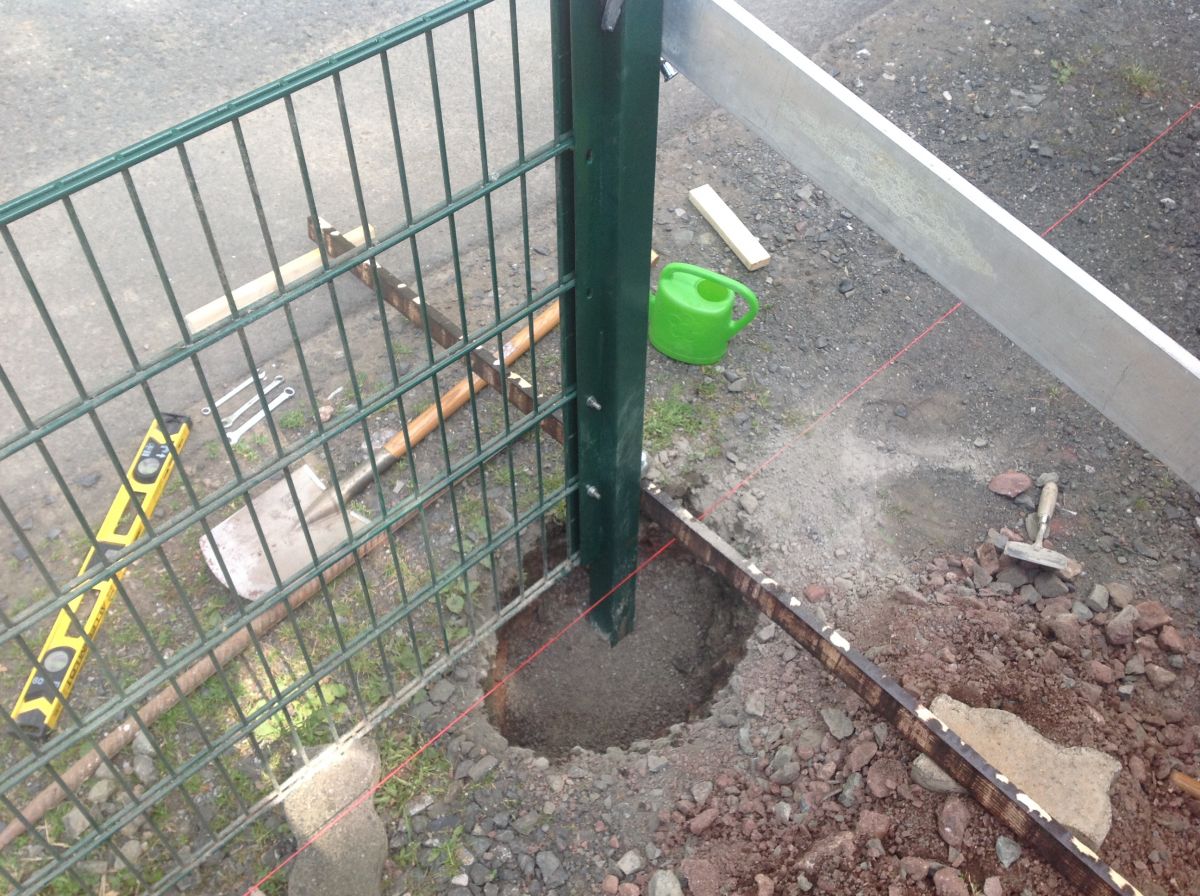 stabmatten-zaun-und-tor-pfosten-betonieren-44d04982.jpeg