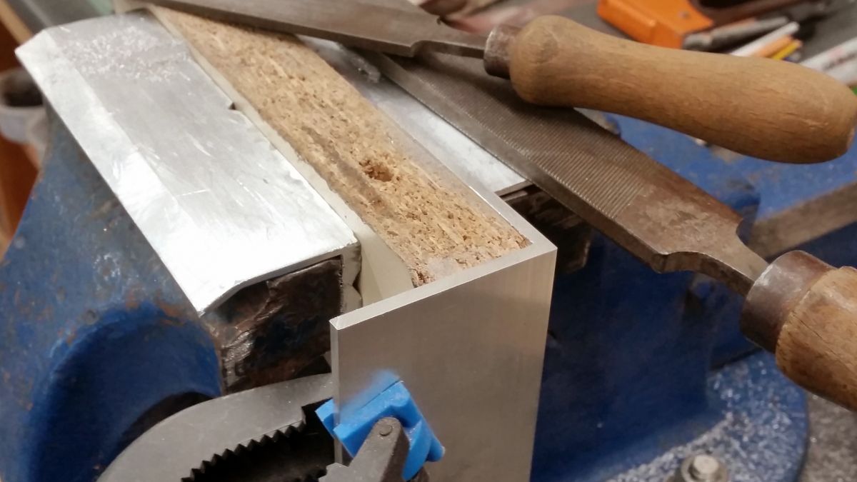 Alu Winkel auf Maß feilen stiftehalter-aus-holz-und-aluminium-selbstbauen-alu-winkel-auf-mass-feilen-e01dc252.jpeg